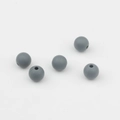 Primer plano de cinco cuentas de silicona gris oscuro mate de 9mm para joyería artesanal DIY - Gris