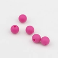 Detalle de cinco cuentas redondas de 9mm de silicona rosa fucsia con agujero para DIY - Oro Rosa