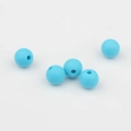 Primer plano de cuentas de silicona azul claro de 9mm con acabado mate para manualidades - Azul