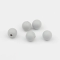 Vista macro de cuentas de silicona gris de 9mm de grado alimenticio para joyas DIY - Gris claro
