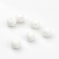 Vista macro de seis cuentas blancas de silicona de 9mm para creación de joyas DIY - Blanco