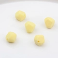Vista dettagliata di cinque perle sfaccettate in silicone giallo chiaro per gioielli fai-da-te - Giallo chiaro