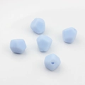 Primer plano de cuentas geométricas de silicona azul claro para mordedores de bricolaje - Azul
