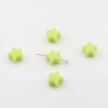 Détail macro de perles étoiles vert fluo de 14mm avec tige dorée montrant le trou DIY - Jaune & Vert