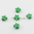 Vue macro de perles en silicone vert de 14mm en forme d'étoile pour loisirs créatifs - Vert