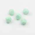 Foto macro de cuentas de silicona poligonales verde menta con agujeros para joyería DIY - Verde