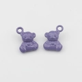 Detail van lila emaille beerhangers met vlinderdas voor DIY-sieraden maken - Paars