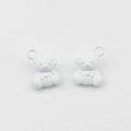 Gedetailleerde weergave van 3D witte emaille beerbedeltjes voor DIY-sieraden - Wit