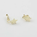 Détail macro de boucles d'oreilles clips étoile dorée avec fermoir à ressort - Or