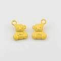 Macro-opname van twee gele emaille berenbedeltjes van legering voor DIY-sieraden - Geel