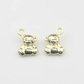 Macro-opname van gouden 3D-beerhangers van legering voor het maken van DIY-sieraden - Goud