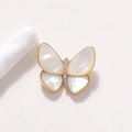 Elegante broche de mariposa dorado con alas de nácar blanco y piedras de circonita fina - Oro de 14K