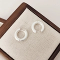 Pendientes de aro gruesos en plata mate minimalistas en una bandeja de lino rústica - Anillo / Plata Retro