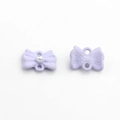 Dettaglio di un ciondolo a fiocco viola chiaro con perla e doppi fori per gioielli fai da te - Viola