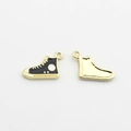 Dettaglio macro del ciondolo a mini sneaker con smalto nero e retro in oro lavorato - Nero
