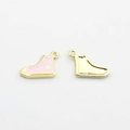Dettaglio di ciondoli a scarpa in smalto rosa con retro in lega dorata strutturata - Rosa