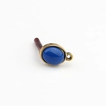 Makroansicht eines tiefblauen ovalen Cabochons in einem goldenen Vintage-Legierungsrahmen - Königsblau & Gold