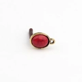 Makrodetail eines Vintage-Bronze-Anhängers mit ovalem, rot strukturiertem Harzstein - Rote Maserung & Gold