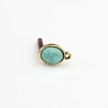 Detail eines ovalen Türkis-Harz-Anhängers mit goldfarbenem Vintage-Rahmen für DIY-Schmuck - Blaue Maserung & Gold