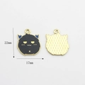 Detail eines Fledermaus-Emaille-Anhängers mit Maßen 22mm x 17mm und strukturierter Rückseite - Gelangweiltes Monster-Stil-Schwarz(09)