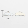 Makro-Detail von weißem Emaille-Fledermaus-Anhänger mit Geistermuster und Metallstruktur - Fledermaus DIY Zubehör-Weiß(12)