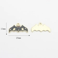 Detailansicht Fledermaus-Anhänger mit goldenen Sternen und Maßen 25mm x 13mm - Fledermausförmiges Zubehör-Schwarz(14)