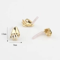 Makroansicht goldener Herz-Handgeste-Ohrstecker mit Silikonverschluss und 13mm Maßstab - Gesten
