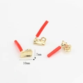 Detailansicht der 10mm Mini Goldanhänger mit rotem Griff und seitlichem Aufhängering - Kleines Rechteck-Stil