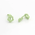 Detail van lichtgroene bloem clip-on oorbellen met een matte metalen afwerking - Groen