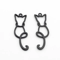 Dettaglio di due ciondoli a forma di gatto nero in lega per creazione gioielli DIY - Nero