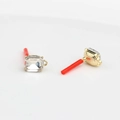 Macro-opname van vierkante zirkoon hangers in goudkleurige zetting voor DIY sieraden maken - Wit