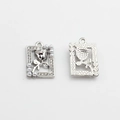 Macro-opname van rechthoekige zilveren rozenhanger met strass-steentjes en parels - Zilver