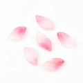 Vue détaillée de pétales de cerisier en verre dégradé rose pour accessoires de cheveux - Rose