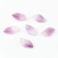 Vue détaillée de six perles de pétales d'iris en verre violet avec paillettes et textures - Violet Moyen