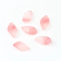 Vue détaillée des pétales d'iris en verre rose translucide avec des nervures gravées pour le DIY - Rose Clair