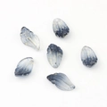 Détail macro de perles pétales d'iris en verre dégradé bleu avec mouchetures dorées - Gris Encre