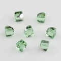 Vista macro de cuentas de cristal tallado cuadrado verde claro para joyería DIY - Verde Fruta