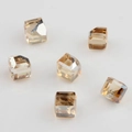 Detalle macro de cuentas de cristal ambarino facetado para la creación de joyas y pendientes - Champán