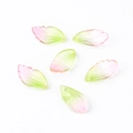 Détail macro de perles en verre iris dégradé rose et vert avec textures pour épingles à cheveux - Rose et Vert