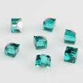 Primer plano de cuentas de cubo de cristal facetado verde esmeralda para joyería DIY - Verde esmeralda