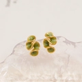Boucles d'oreilles émaillées ondulées avec monture dorée et motif de feuilles vertes - Or 16K Vert Fruit Nacré