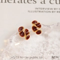 Boucles d'oreilles dorées avec émail bordeaux ondulé sur un bloc de cristal - Or 16K Rouge Vin