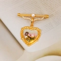 Spilla a cuore dorata stile barocco con perle e fiori in smalto rosa su un libro - Oro