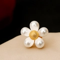 Spilla a margherita con petali di perla bianca e centro del fiore dorato testurizzato - Oro