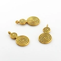 Detailed view of spiral texture on vintage gold alloy double circle pendant charms - Antique Gold