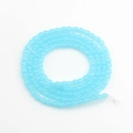 Dettaglio di perline in vetro opaco azzurro a forma di manubrio per creazione gioielli - Celeste
