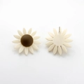 Vue détaillée des boucles d'oreilles marguerites en résine blanche avec centres marron - Blanc