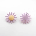 Détail de boucles d'oreilles marguerites en résine lavande avec vue avant et tiges - Violet