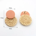 Detaillierte Maße der böhmischen runden Rattan-Ohrhänger mit orangefarbenem Holzstecker - Rosa