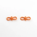 Détail de breloques nœuds orange avec finition mate et deux trous de connexion - Orange